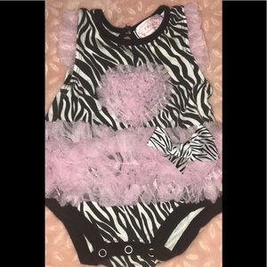 Popatu Baby girl ruffle onesie Sz:3-6 months